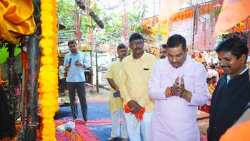 द्वितीय बड़े मंगल पर एडवोकेट वेलफेयर एसोसिएशन द्वारा आयोजित भंडारे में दिलीप श्रीवास्तव जी ने वितरित किया प्रसाद