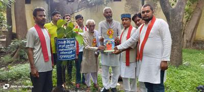 समाजसेवी श्री गुलाबचंद कुशवाहा जी ने सभी जनपद वासियों से  कम से कम एक-एक पौधा लगाने की अपील की
