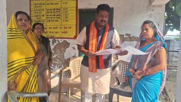 सूर्यमुनि तिवारी- विधानसभा पंडित दीनदयाल उपाध्याय नगर के बूथ संख्या 318 बबुरी के मतदाता सूची का किया सत्यापन