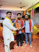 आयोजित श्रीमद भागवत कथा में संयोजक अनुराग पाण्डेय द्वारा सम्मानित किए गए समाजसेवी