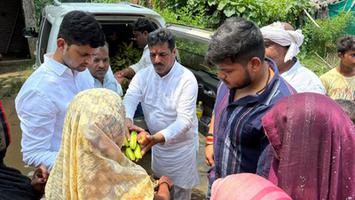 सूर्यमुनी तिवारी- विधानसभा मुगलसराय के ग्राम रघुनाथपुर के बाढ़ प्रभावित क्षेत्रों का भ्रमण कर स्थिति का किया आकलन