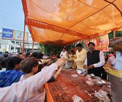 द्वितीय बड़े मंगल पर एडवोकेट वेलफेयर एसोसिएशन द्वारा आयोजित भंडारे में दिलीप श्रीवास्तव जी ने वितरित किया प्रसाद