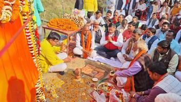 सूर्यमुनि तिवारी- ग्राम पंचायत बजहां एवं हसनपुर के मध्य गड़ई नदी पर बहुप्रतीक्षीत सेतु व सड़क शिलान्यास के कार्यक्रम का हुआ आयोजन