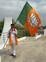 सूर्यमुनि तिवारी- पैतृक आवास बबुरी में फहराया भाजपा का ध्वज, स्थापना दिवस पर दोहराई संगठन के प्रति निष्ठा