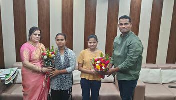 निखिल मिश्रा- इंटर की दो मेधावी छात्राओं को गोसाईगंज चेयरमैन ने किया सम्मानित
