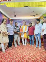 आयोजित श्रीमद भागवत कथा में संयोजक अनुराग पाण्डेय द्वारा सम्मानित किए गए समाजसेवी