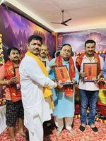 आयोजित श्रीमद भागवत कथा में संयोजक अनुराग पाण्डेय द्वारा सम्मानित किए गए समाजसेवी
