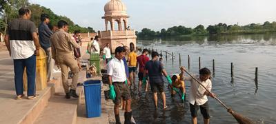 एडवोकेट अनुराग पाण्डेय- विश्व नदी दिवस के अवसर पर समाज के प्रबुद्ध जनों को गंगा जी का चित्र एवं अंग वस्त्र देकर किया गया सम्मानित