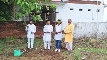 सूर्यमुनि तिवारी- "प्रकृति को हरा भरा बनाना है, एक पेड़ मां के नाम लगाना है" इस सिद्धांत  के साथ किया वृक्षारोपण