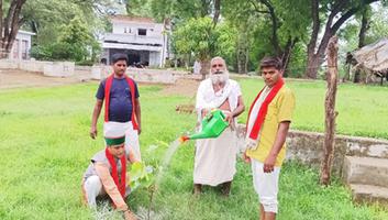 गुलाबचंद्र कुशवाहा- बांदा में  वृक्षारोपण अभियान के तहत  दाता अपार साई आश्रम में लगाए गए 51 पौधें