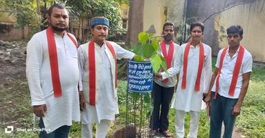 समाजसेवी श्री गुलाबचंद कुशवाहा जी ने सभी जनपद वासियों से  कम से कम एक-एक पौधा लगाने की अपील की