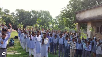 स्व. बृजलाल कुशवाहा जी की  याद में विद्यालय परिसर कुलकुम्हारी  बांदा में लगाए गए कदम और अशोक के पांच पौधे