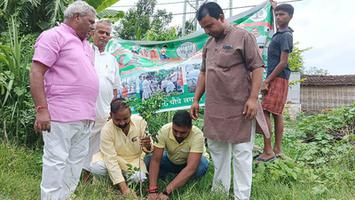 जिला संयोजक सचिन राम जी के  द्वारा सकरा  विधानसभा के रूपन पट्टी  में किया गया वृक्षारोपण