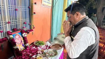 सुर्यमुनि तिवारी-  ग्राम धुस खास में शोकाकुल परिवार से भेंट कर श्रद्धांजलि अर्पित की