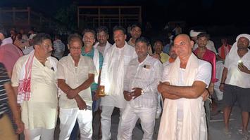 सूर्यमुनि तिवारी-  श्री कुमुद बिहारी सिंह जी के पिता के निधन पर बलुआ घाट पहुंचकर दी अंतिम विदाई