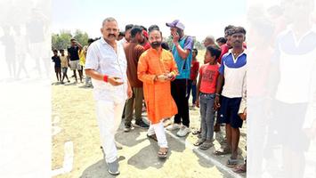 सचिन राम - छाजन खड़ियार में पारू–समस्तीपुर क्रिकेट मैच का शुभारंभ,  किया उद्घाटन