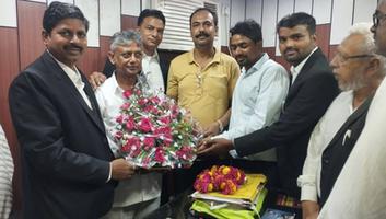दिलीप श्रीवास्तव- नवनिर्वाचित अध्यक्ष एडवोकेट श्री अखिलेश जायसवाल जी से मिलकर दी बधाई