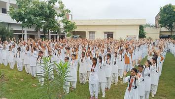 गुलाबचंद्र कुशवाहा- बांदा के महर्षि विद्यापीठ पटेल श्री एस एस कन्या इंटर कॉलेज बबेरू मे चलाया गया 30 वां नशामुक्त हस्ताक्षर अभियान