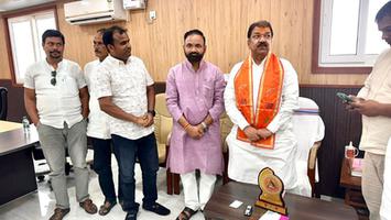 सचिन राम- प्रदेश कार्यालय पटना में डॉ. दिलीप जयसवाल जी से भेंटकर अंग वस्त्र देकर किया सम्मानित