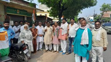जनक कुशवाहा- गाज़ीपुर के कांग्रेस कार्यकर्तओं  ने लंका बस स्टैंड के चौराहे पर मिठाई बांटकर किया उत्साह का प्रदर्शन