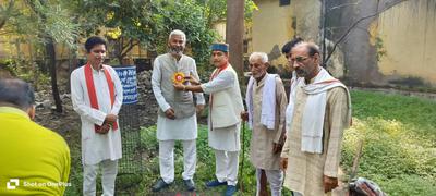 समाजसेवी श्री गुलाबचंद कुशवाहा जी ने सभी जनपद वासियों से  कम से कम एक-एक पौधा लगाने की अपील की
