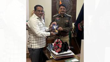 संजय सिंह राजपूत - बिलासपुर के वरिष्ठ पुलिस अधीक्षक रजनीश सिंह जी को DIG पदोन्नति पर की  पुस्तक भेंट