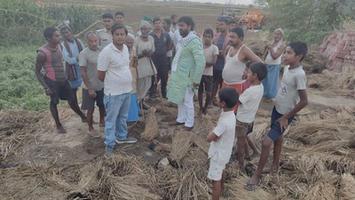 डॉ. संदीप सौरभ - पालीगंज के चंढोस मठिया गाँव में अग्निकांड से किसानों की फसल हुई नष्ट, मुआवज़े का दिया आश्वासन