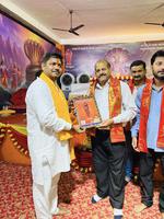 आयोजित श्रीमद भागवत कथा में संयोजक अनुराग पाण्डेय द्वारा सम्मानित किए गए समाजसेवी