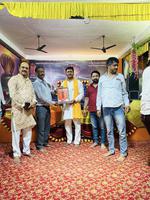 आयोजित श्रीमद भागवत कथा में संयोजक अनुराग पाण्डेय द्वारा सम्मानित किए गए समाजसेवी