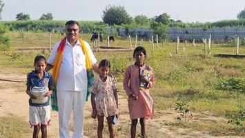 डी.पी भारती- शिक्षा के प्रति लगाव इन बेटियों के पढ़ने का यह अद्भुत दृश्य देखकर मन हुआ भाव- विभोर