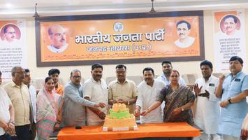 डी.पी भारती- हाथरस  पार्टी कार्यालय पर श्री नरेंद्र मोदी जी का मनाया गया 75 वां जन्मदिवस