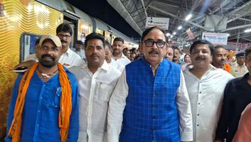 सूर्यमुनि तिवारी- पंडित दीनदयाल उपाध्याय रेलवे स्टेशन पर पूर्व केंद्रीय मंत्री डॉ. महेंद्र नाथ पांडेय से भेंट कर जिले की समस्याओं से कराया अवगत