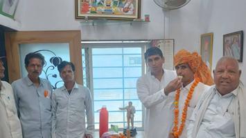 श्यामलाल जोकचंद्र- बरखेड़ा पंथ के पूर्व सरपंच दिनेश जी कारपेंटर जी से जन्मदिन पर भेंट कर प्रेषित की बधाई