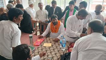 डॉ. संदीप सौरभ -  बिहारशरीफ सिविल कोर्ट बार एसोसिएशन में वकीलों से जनसंपर्क