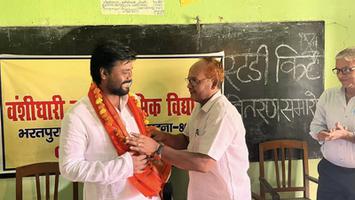 डॉ. संदीप  सौरभ -  पालीगंज के बंशीधारी विद्यालय में संवाद और सहयोग: छात्रों को मिला अध्ययन किट