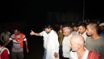 डॉ. संदीप सौरभ - मनकुरहा गाँव में जलजमाव से राहत के लिए नाला निर्माण कार्य का निरीक्षण