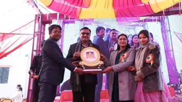 डी.पी. भारती - SKLM पब्लिक स्कूल के पंचम वार्षिकोत्सव में मेधावी विद्यार्थियों का सम्मान