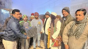 सूर्यमुनि तिवारी - सेवा और संवेदना का संदेश: हाकर साथियों को कंबल वितरण