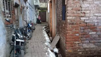 नवरात्रि पर विशेष सफाई अभियान : मंदिर परिसर में सफाई व चुना छिड़काव