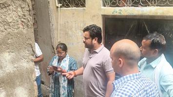 मुकेश सिंह मोंटी - मौलवीगंज वार्ड में पेयजल एवं सीवर लाइन हेतु स्थलीय निरीक्षण