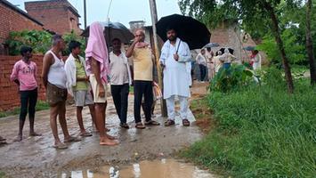 डॉ. संदीप सौरभ - तेज़ बारिश में भी विकास का संकल्प – कुकरी बिगहा सड़क निरीक्षण