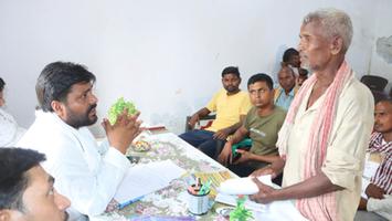 डॉ. संदीप सौरभ - सबरी भवन, पालीगंज में जनसुनवाई के दौरान क्षेत्रवासियों की समस्याएँ सुनीं