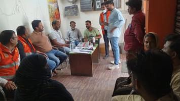 मुकेश सिंह मोंटी - वार्ड कार्यालय पर जनता से संवाद कर समस्याओं का समाधान किया