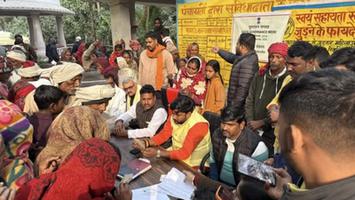 सूर्यमुनि तिवारी - शीतलहर से प्रभावित जरूरतमंदों के बीच कंबल वितरण, जनसेवा का सराहनीय उदाहरण