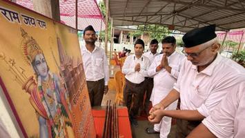 सूर्यमुनि तिवारी - नई बाजार में राष्ट्रीय स्वयंसेवक संघ के शताब्दी समारोह एवं विजयादशमी शस्त्र पूजन