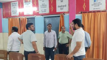 मुकेश सिंह मोंटी -  नगर आयुक्त श्री गौरव कुमार का वार्ड दौरा और अमीनाबाद इंटर कॉलेज का निरीक्षण