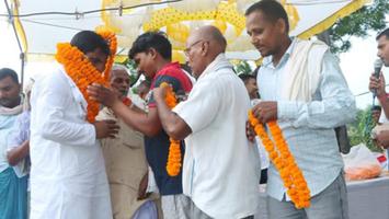 डॉ. संदीप सौरभ - घूरना बीघा में लंबे संघर्ष के बाद सड़क बनी, ग्रामीणों ने किया अभिनंदन