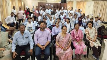 मुकेश सिंह मोंटी - महिला डिग्री कॉलेज में मेधावी छात्राओं को मोबाइल फोन वितरित