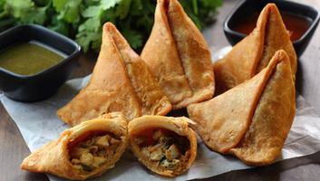 Samosa Challenges: Giant Samosa Cooking, Filling-Variety Combos & Customer Favourites