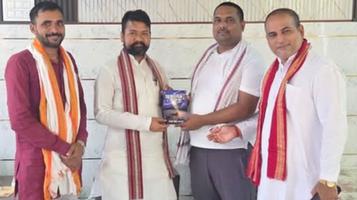 आत्मीय स्वागत एवं पुस्तक भेंट